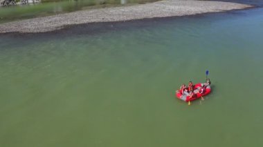 Havadan görünüm. Dağ Katun nehrinin yukarısında uçuyor. Rafting gezisi. Altai, Siberia, Rusya