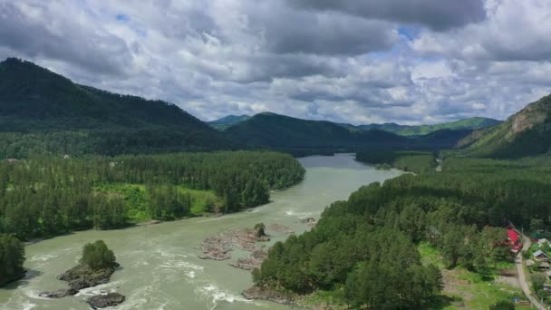 Légifelvétel Repülő Katun Folyó Völgyében Felhős Égbolttal Altaj Hegységben Oroszországban — Stock videók