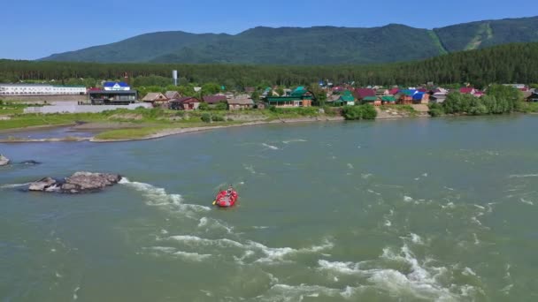 Luchtfoto Vliegen Berg Rivier Katun Buurt Van Het Dorp Manzherok — Stockvideo