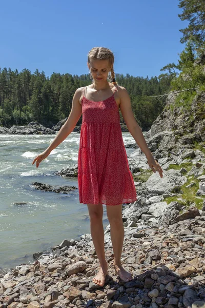 Menina Bonita Vestido Verão Vermelho Caminha Sobre Pedras Nas Margens Fotos De Bancos De Imagens