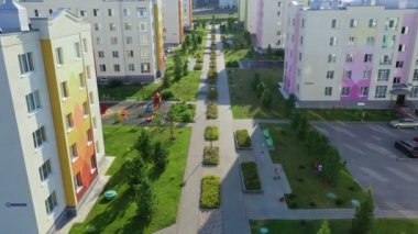 Kemerovo, Rusya - 02 Ağustos 2019: Uydu şehir Kemerovo'daki Oyun Alanı ve konutların havadan görünümü - Lesnaya Polyana