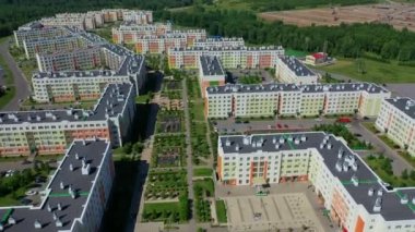 Yaz aylarında güneşli bir günde bir banliyö konut üzerinde havadan drone uçuş. uydu şehir Kemerovo - Lesnaya Polyana, Rusya.
