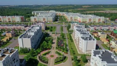 Yaz aylarında konutların havadan görünümü. Rus mahallesi, banliyö. Gayrimenkul, yukarıdan drone çekim.