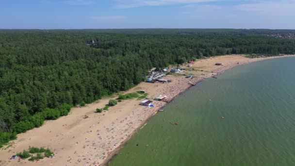 Persone Che Fanno Bagno Sole Nuotano Giocano Sulla Spiaggia Turisti — Video Stock