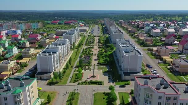 夏の郊外の住宅地の空中ドローンビュー 衛星小さな町ケメロヴォ レスナヤポリアナ ロシア — ストック動画