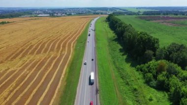 Kırsal Rusya'da yaz aylarında yeşil sarı alanlarda nansıya bir ülke yolu havadan üst görünümü