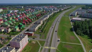 Küçük yeşil kasabada bir araba ile bir yolun havadan görünümü. Uydu şehir Kemerovo - Lesnaya Polyana, Rusya.