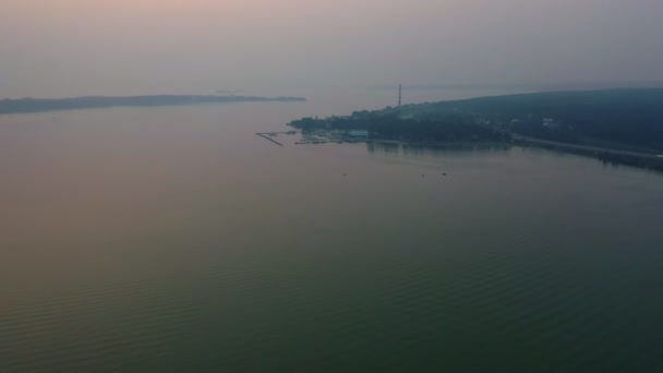 Lotnicze Drone Widok Zbiornika Rzeki Nowosybirsku Rosja Smog Pożarów Lasów — Wideo stockowe