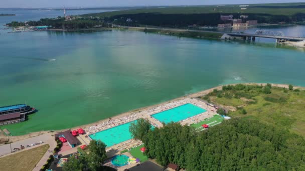 Letecký Pohled Veřejný Plavecký Bazén Nedaleko Pláže Řeky Slunečného Dne — Stock video