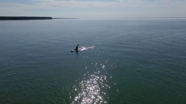 Εναέρια Θέα Του Νεαρού Αγόρι Κωπηλασία Στη Θάλασσα Την Ηλιόλουστη — Αρχείο Βίντεο