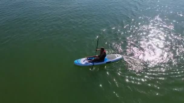 Ung Pojke Paddleboarding Havet Sommarlovet Utsikt Från Luften — Stockvideo