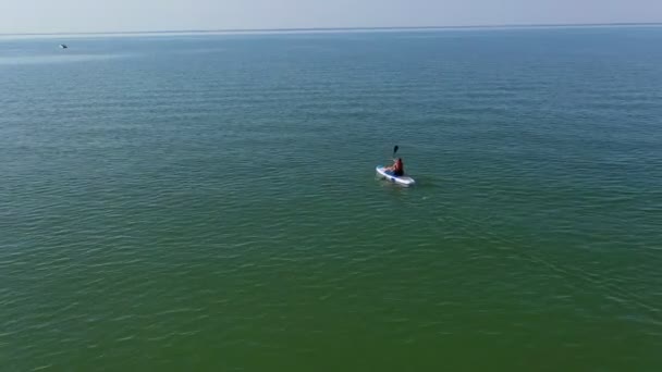 Widok Lotu Ptaka Nastoletniego Chłopca Surfowania Paddleboard Sup Słoneczny Dzień — Wideo stockowe