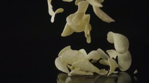 Aardappelchips Slow Motion Zwarte Achtergrond — Stockvideo