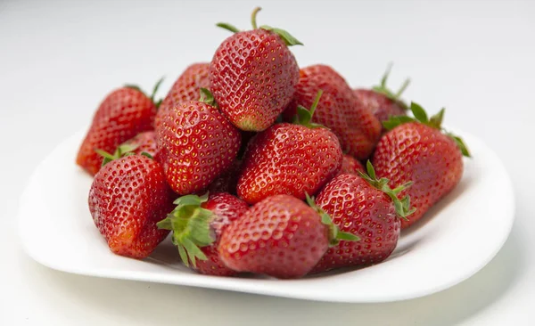 Rode Verse Aardbei Plaat Geïsoleerd Witte Achtergrond — Stockfoto