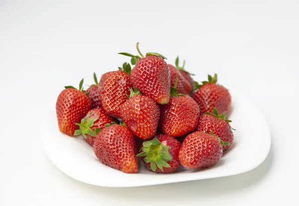 Fraise Fraîche Mûre Sur Une Assiette Fermer — Photo