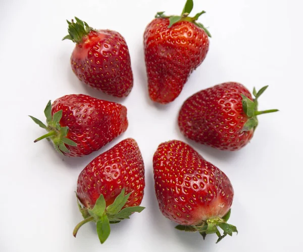Erdbeeren Auf Weißem Hintergrund Nahaufnahme Ansicht Von Oben — Stockfoto