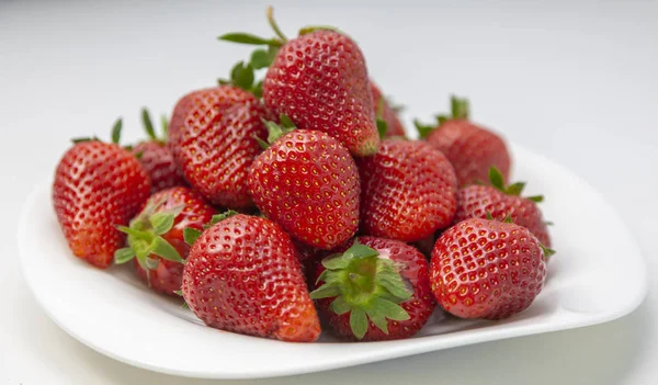 Fraises Fraîches Juteuses Dans Une Assiette Sur Fond Blanc — Photo