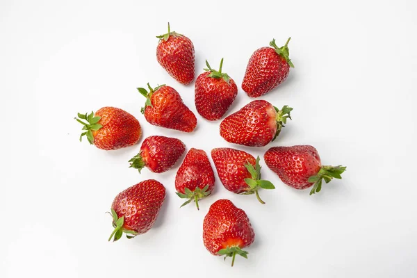 白色背景上的草莓图案 顶部视图 — 图库照片