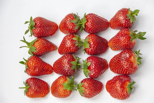 Nahaufnahme Von Frischen Erdbeeren Isoliert Auf Weißem Hintergrund — Stockfoto
