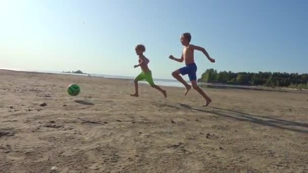 Chicos Runnung Patadas Pelota Fútbol Playa Niños Jugando Fútbol Cámara — Vídeos de Stock