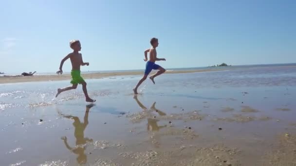 Löpning Barn Grunt Havsvatten Slow Motion — Stockvideo