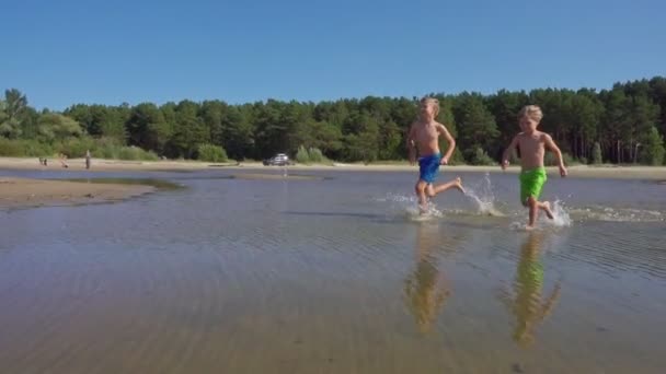 Enfants Garçons Courir Près Mer Avec Sourire Ralenti — Video