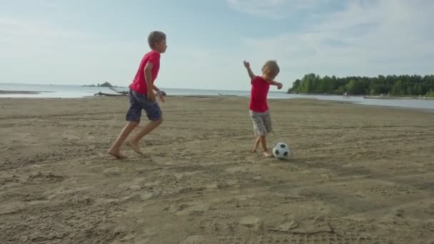 Två Glada Pojkar Leker Med Fotboll Sandstranden Sommarsemester Slow Motion — Stockvideo