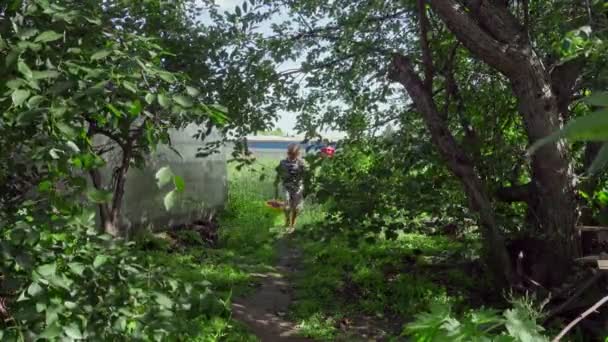 Çocuklar Bahçeden Yalın Ayak Çıkıp Ellerinde Salatalık Biber Hasadı Taşırlar — Stok video