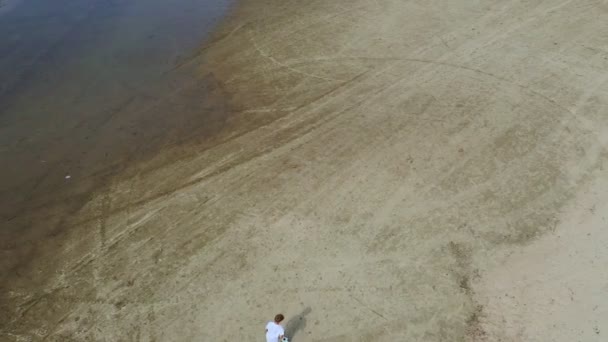 Vista Aérea Dos Niños Corriendo Pateando Pelota Fútbol Playa Arena — Vídeos de Stock