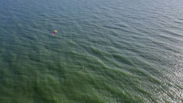 Kitesurfing Στη Θάλασσα Ηλιόλουστη Μέρα Εναέρια Kite Surfing Εναέρια Κάτοψη — Αρχείο Βίντεο
