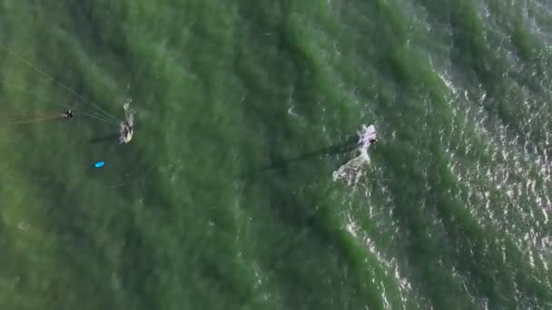 Luchtfoto Drone Uitzicht Kitesurfen Zee Zonnige Dag — Stockvideo