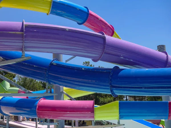 Bunte Kunststoffrutschen Aquapark Sonnigen Tag — Stockfoto