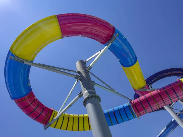 Aquapark Renkli Plastik Slaytlar Güneş Işığı Mavi Gökyüzünde — Stok fotoğraf