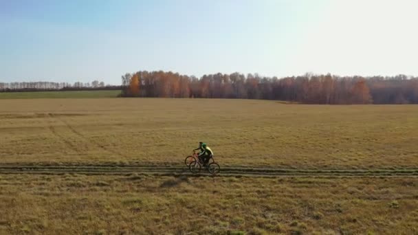 Luchtdrone Beelden Van Twee Jongens Die Fietsen Het Veld Atletische — Stockvideo