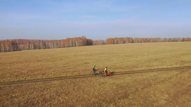Aerial Niños Pequeños Bicicleta Carretera Rural Través Del Campo Otoño — Vídeo de stock