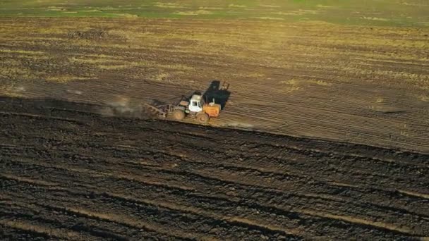 Aerial Piękny Widok Ciągnika Orki Polu Słoneczny Jesienny Dzień Rolnictwo — Wideo stockowe