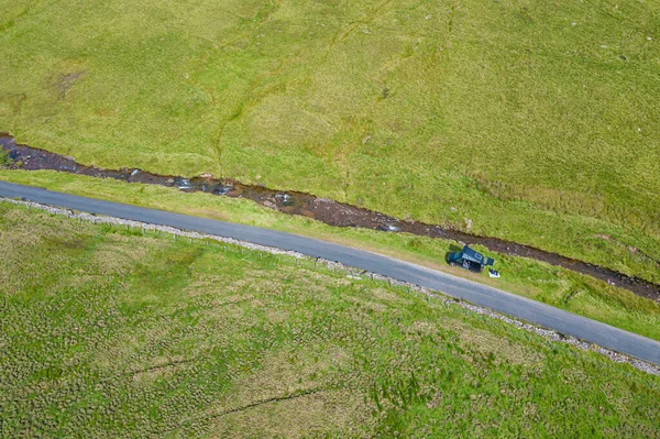 Drone Widok Kampera Van Zaparkowany Nad Rzeką Zdjęcia Stockowe bez tantiem