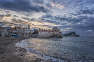 Budva'nın tarihi kent veya stari grad bir mini Dubrovnik ve Karadağ'ın turizm sezonu için yıldız cazibe gibi bir şey.