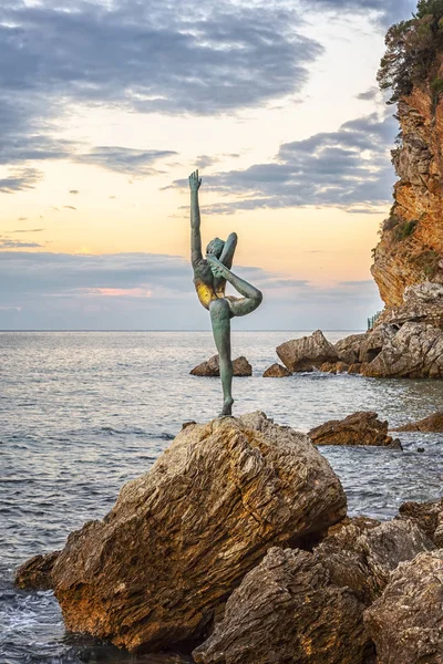 Budva Czarnogóra Października 2017 Piękna Elegancka Rzeźba Gimnastyk Znajduje Się — Zdjęcie stockowe