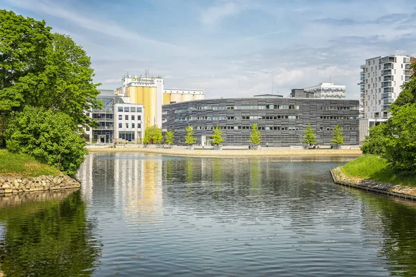 Yeni Adliye Binası ayırt edici gözyaşı şeklinde site kıvrımlarına yansıtır ve onun çevresi su ve yeşil alanlarda yanıt verir.