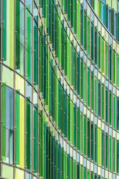 マルメ スウェーデン 2018 新しいブロック ガラスの花瓶 南港のマルメで 都市の近くにあります デザイナーは 都市空間における彫刻としてそれを見てください — ストック写真