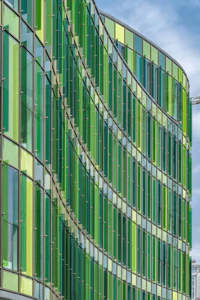 マルメ スウェーデン 2018 新しいブロック ガラスの花瓶 南港のマルメで 都市の近くにあります デザイナーは 都市空間における彫刻としてそれを見てください — ストック写真