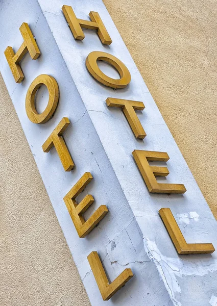 Een Teken Van Hotel Gelegen Hoek Van Het Gebouw — Stockfoto