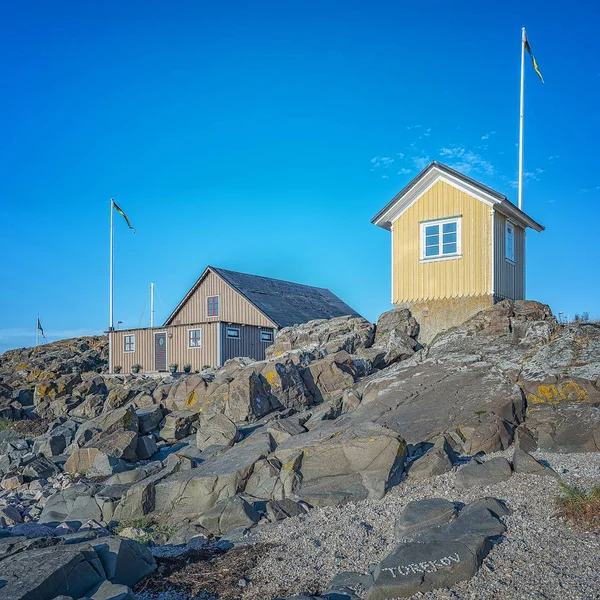 Torekov スウェーデンの海岸で有名な小さな黄色い小屋のイメージ — ストック写真