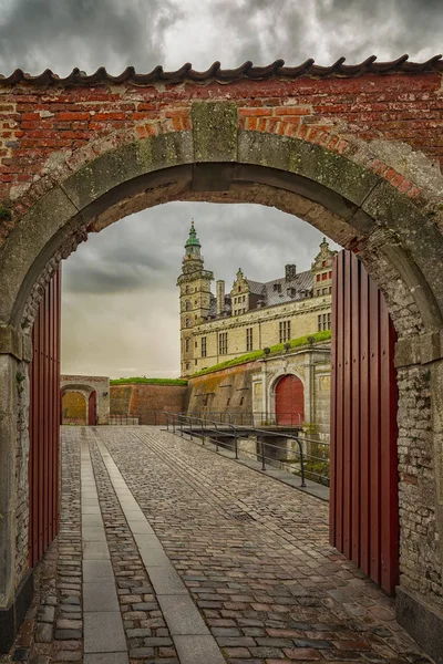 Kronborg Castle obloukem — Stock fotografie