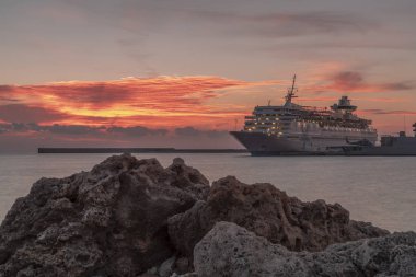 Rhodes, Yunanistan - 03 Ekim 2018: Celestyal Olympia Lüks cruise liner Rhodes town adlı güneş doğarken geldi.