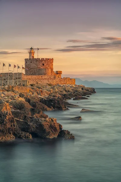 在历史悠久的希腊岛屿的罗德镇的圣尼古拉斯城堡和灯塔的长曝光照片 — 图库照片