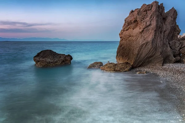 Długa Ekspozycja Fotograficzna Skalistym Krajobrazie Kato Petres Beach Zmierzchu Rodos — Zdjęcie stockowe