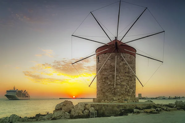 希腊历史岛屿罗兹镇一辆风车的长时间曝光照片 — 图库照片