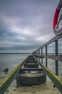 Helsingborg, Öresund Danimarka doğru bakan dışında Larod Plajı'nda eski bir iskele.